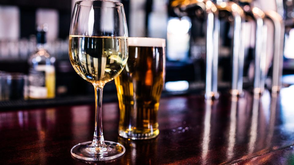 Bier Auf Wein Das Lass Sein Bedeutung Bier auf Wein, das lass sein? Was an der Redewendung dran ist | STERN.de