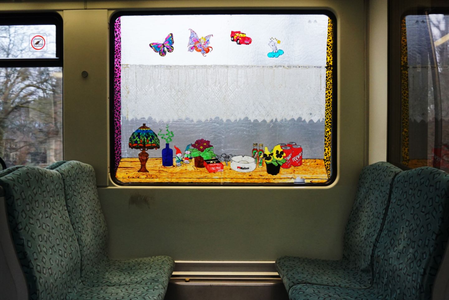 "Another view" heißt das in einer S-Bahn aufgebrachte Motiv