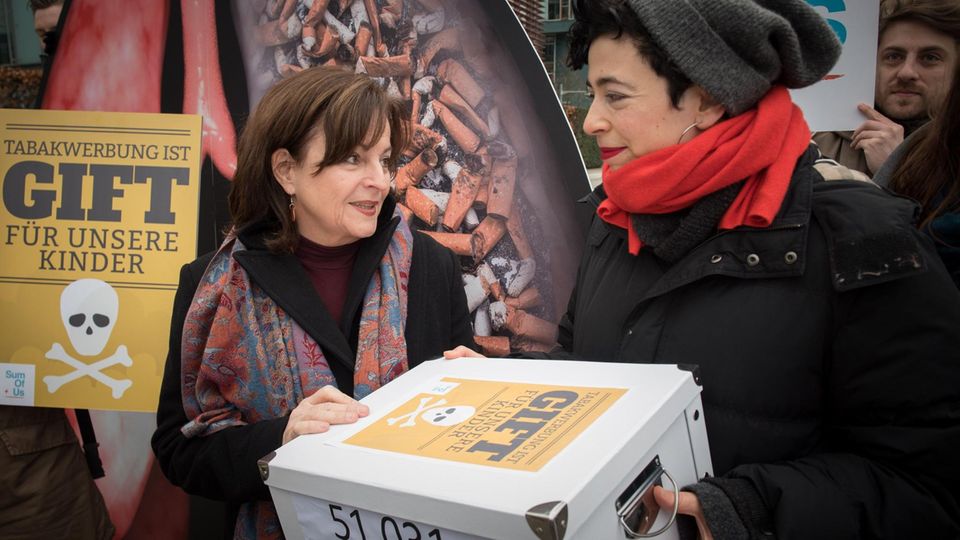 Übergabe der Petition Die Initiatoren der Petition gegen Tabakwerbung übergeben die Überschriften an die Drogenbeauftragte