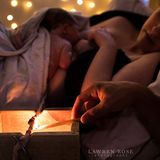 Der Vater durchtrennt die Nabelschnur mit einer Kerze