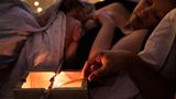 Der Vater durchtrennt die Nabelschnur mit einer Kerze