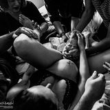 Bei der Geburt eines Babys sind zwölf Hände im Bild