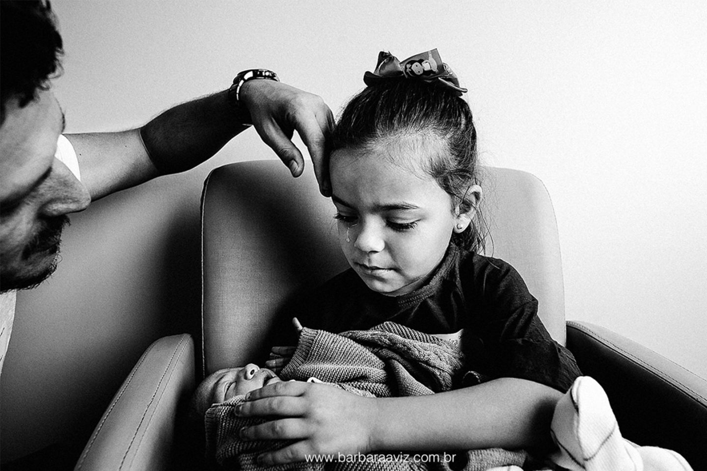 2019 IAPBP Image Competition Ein kleines Mädchen hält seinen Baby-Bruder in Arm und muss weinen