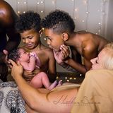 Die großen Brüder spielen mit dem Baby "Kuckuck"