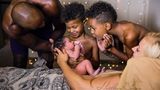Die großen Brüder spielen mit dem Baby "Kuckuck"