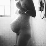 Eine frisch entbundene Mutter duscht