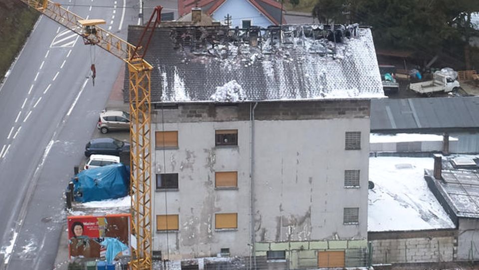 Die Luftaufnahme zeigt das Haus in Lambrecht mit seinem ausgebrannten Dachstuhl