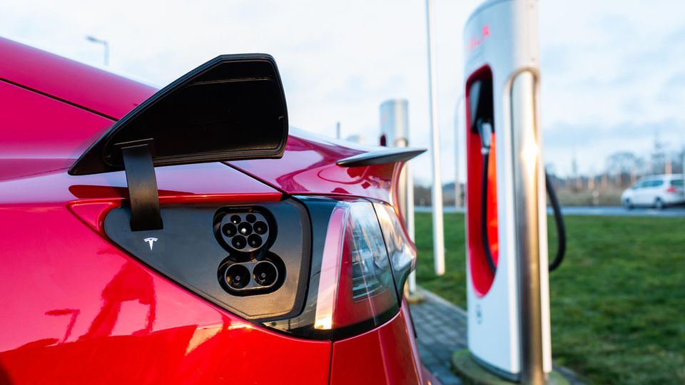 Premiere in Deutschland: Getankt wird an der Tesla-Säule. Getankt wird an der Tesla-Säule.