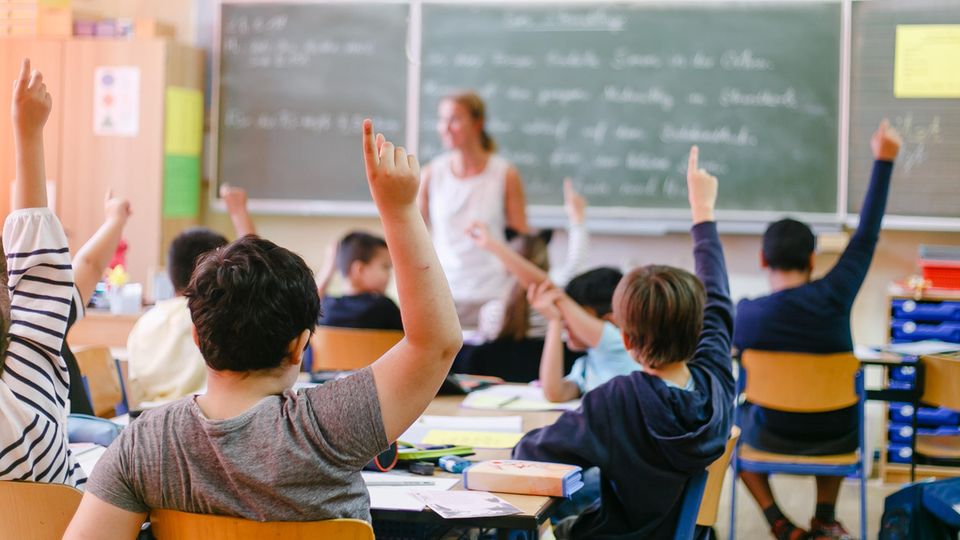 Viertklässler an einer Grundschule melden sich