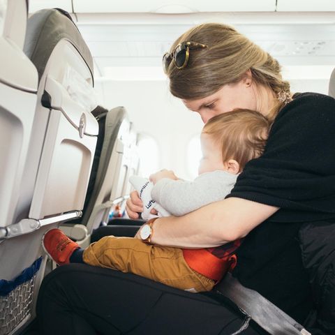 Mutter mit Baby im Flugzeug