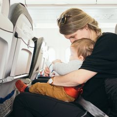 Mutter mit Baby im Flugzeug