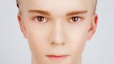 Nach der Bearbeitung: Bei den Jungs fällt die Optimierung etwas subtiler aus. Aber auch hier: ein schmaleres Gesicht, rosige Wangen und leuchtende Augen sind wohl auch ein männliches Schönheitsideal.