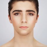 Nach der Bearbeitung: Ja, auch die männlichen Teenager stehen auf einen glatten, ebenmäßigen Teint sowie strahlende Augen.