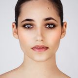 Nach der Bearbeitung: Auch diese junge Frau setzt auf volle Lippen, eine schmale Nase und viel Schminke.