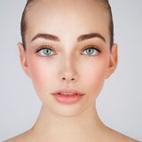 Nach der Bearbeitung: Ein wiederkehrendes Muster: Das Gesicht ist schmaler, die Nase auch, die Lippen voller.