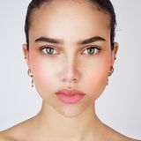 Nach der Bearbeitung: Die Haut ist glatter, die Sommersprossen sind fast weg, die Nase ist schmaler und die Augenbrauen sind voller.