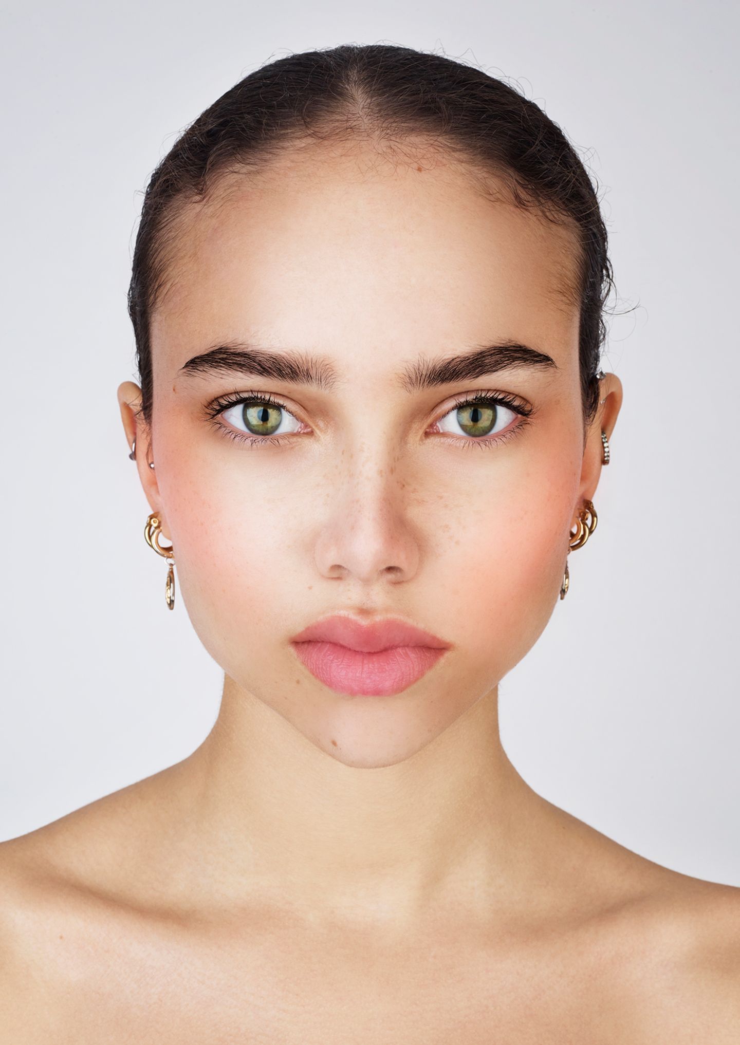 Nach der Bearbeitung: Die Haut ist glatter, die Sommersprossen sind fast weg, die Nase ist schmaler und die Augenbrauen sind voller.