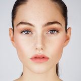 Nach der Bearbeitung: Das Gesicht ist deutlich schmaler, Augen, Wangen und Lippen sind geschminkt, die Lippen sind voller.