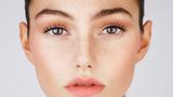 Nach der Bearbeitung: Das Gesicht ist deutlich schmaler, Augen, Wangen und Lippen sind geschminkt, die Lippen sind voller.