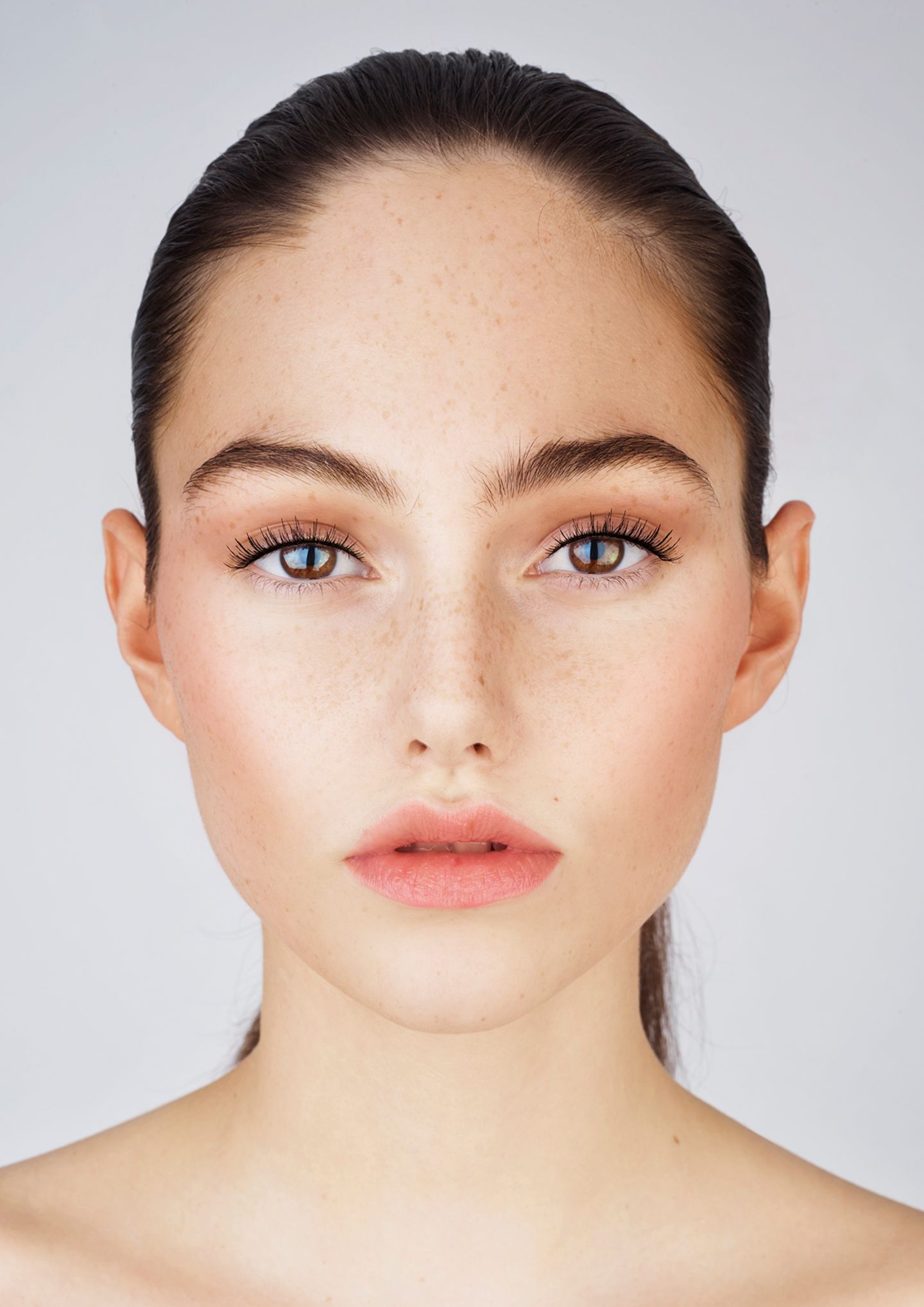 Nach der Bearbeitung: Das Gesicht ist deutlich schmaler, Augen, Wangen und Lippen sind geschminkt, die Lippen sind voller.