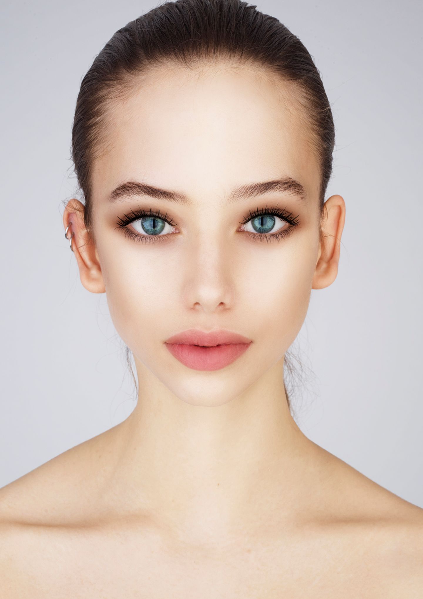 Nach der Bearbeitung: Hier ist die Veränderung drastisch. Es könnte sich um zwei verschiedene Personen handeln. Die Gesichtsform hat sich komplett verändert, die Augen wirken riesig, die Nase sehr viel schmaler.