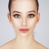 Nach der Bearbeitung: Hier ist die Veränderung drastisch. Es könnte sich um zwei verschiedene Personen handeln. Die Gesichtsform hat sich komplett verändert, die Augen wirken riesig, die Nase sehr viel schmaler.