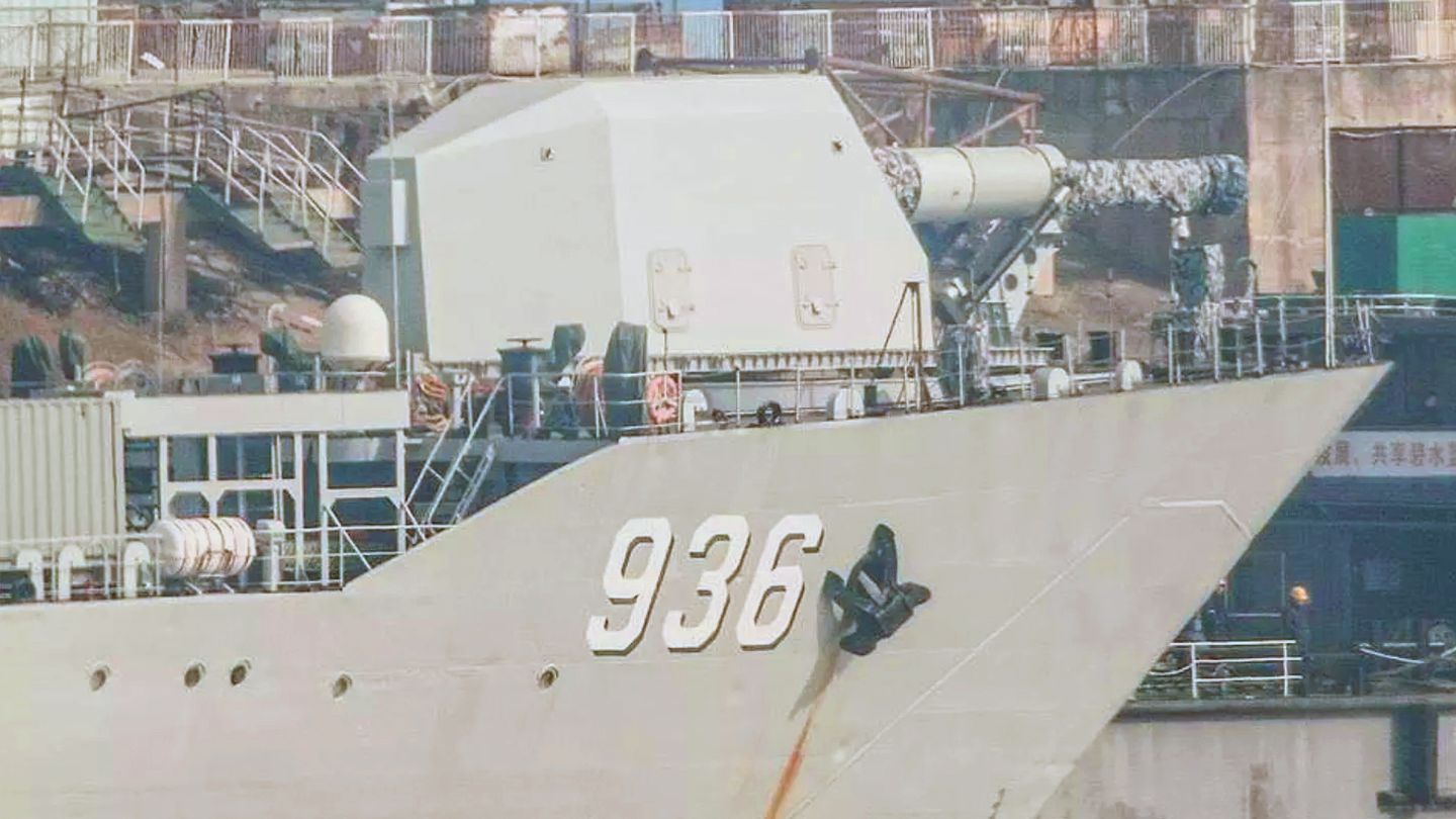 Marine-Rüstung: Peking hat eine Railgun auf ein Kriegsschiff montiert und erstmals auf See getestet. Diese Waffe soll Chinas Flotte von Raketenzerstörern des Typs 055 unangreifbar machen. Sie ist um Jahre früher einsatzbereit, als der Westen dachte. Lesen Sie: Neue Railgun - die stärkste Hyperschall-Kanone der Welt kommt aus China Peking hat eine Railgun auf ein Kriegsschiff montiert und erstmals auf See getestet. Diese Waffe soll Chinas Flotte von Raketenzerstörern des Typs 055 unangreifbar machen. Sie ist um Jahre früher einsatzbereit, als der Westen dachte. Lesen Sie: Neue Railgun - die stärkste Hyperschall-Kanone der Welt kommt aus China