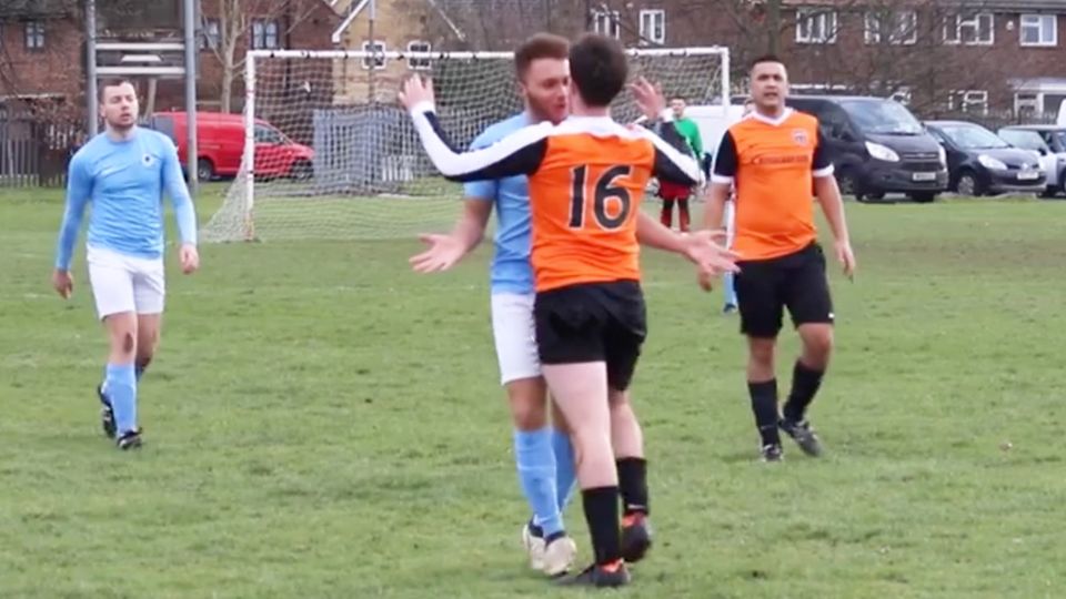 England: Amateurkicker stehen Kopf an Kopf – dann passiert etwas erstaunliches England: Amateurkicker stehen Kopf an Kopf – dann passiert etwas erstaunliches