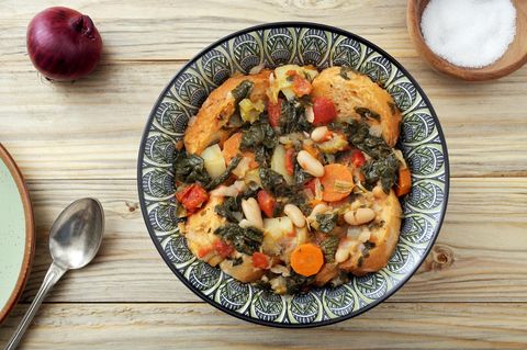 Brot  Ist es bereits vertrocknet, aber noch nicht verschimmelt? Dann kann man aus altem Brot nicht nur wunderbare Croutons machen, die als Suppeneinlage köstlich schmecken, sondern auch eine ganze Suppe aus Brot. In Italien isst man beispielsweise Ribollita - eine bäuerliche Gemüsesuppe aus der Toskana. Die besteht aus Resten vom Vortag. Dafür dünstet man Gemüse wie Grünkohl, Wirsing, weißen Bohnen, Kartoffeln, Karotten, Zwiebeln und Tomaten in Olivenöl, gießt das Gemüse mit Brühe auf und legt die Suppe mit Brot aus.  