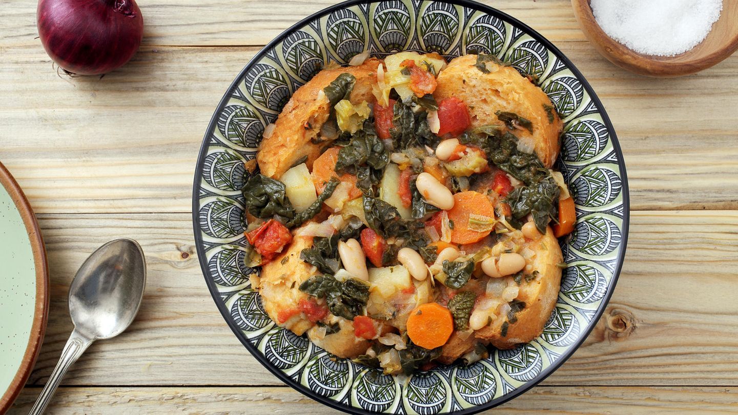 Rezeptideen: Brot Ist es bereits vertrocknet, aber noch nicht verschimmelt? Dann kann man aus altem Brot nicht nur wunderbare Croutons machen, die als Suppeneinlage köstlich schmecken, sondern auch eine ganze Suppe aus Brot. In Italien isst man beispielsweise Ribollita - eine bäuerliche Gemüsesuppe aus der Toskana. Die besteht aus Resten vom Vortag. Dafür dünstet man Gemüse wie Grünkohl, Wirsing, weißen Bohnen, Kartoffeln, Karotten, Zwiebeln und Tomaten in Olivenöl, gießt das Gemüse mit Brühe auf und legt die Suppe mit Brot aus. Brot Ist es bereits vertrocknet, aber noch nicht verschimmelt? Dann kann man aus altem Brot nicht nur wunderbare Croutons machen, die als Suppeneinlage köstlich schmecken, sondern auch eine ganze Suppe aus Brot. In Italien isst man beispielsweise Ribollita - eine bäuerliche Gemüsesuppe aus der Toskana. Die besteht aus Resten vom Vortag. Dafür dünstet man Gemüse wie Grünkohl, Wirsing, weißen Bohnen, Kartoffeln, Karotten, Zwiebeln und Tomaten in Olivenöl, gießt das Gemüse mit Brühe auf und legt die Suppe mit Brot aus.