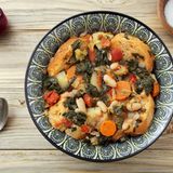 Brot  Ist es bereits vertrocknet, aber noch nicht verschimmelt? Dann kann man aus altem Brot nicht nur wunderbare Croutons machen, die als Suppeneinlage köstlich schmecken, sondern auch eine ganze Suppe aus Brot. In Italien isst man beispielsweise Ribollita - eine bäuerliche Gemüsesuppe aus der Toskana. Die besteht aus Resten vom Vortag. Dafür dünstet man Gemüse wie Grünkohl, Wirsing, weißen Bohnen, Kartoffeln, Karotten, Zwiebeln und Tomaten in Olivenöl, gießt das Gemüse mit Brühe auf und legt die Suppe mit Brot aus.  