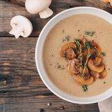 Milch  Ist das Mindesthaltbarkeitsdatum bereits überschritten, schmeckt die Milch aber noch nicht sauer, dann kann man sie wunderbar zum Kochen für eine Suppe verwenden. Beispielsweise in einer cremigen Pilzsuppe. Dazu muss man etwa 500 Gramm Pilze in feine Scheiben schneiden und in Butter mit Schalotten oder Zwiebeln anschwitzen. Dann im besten Fall im Mixer pürieren und mit Milch und etwas Brühe aufgießen. 