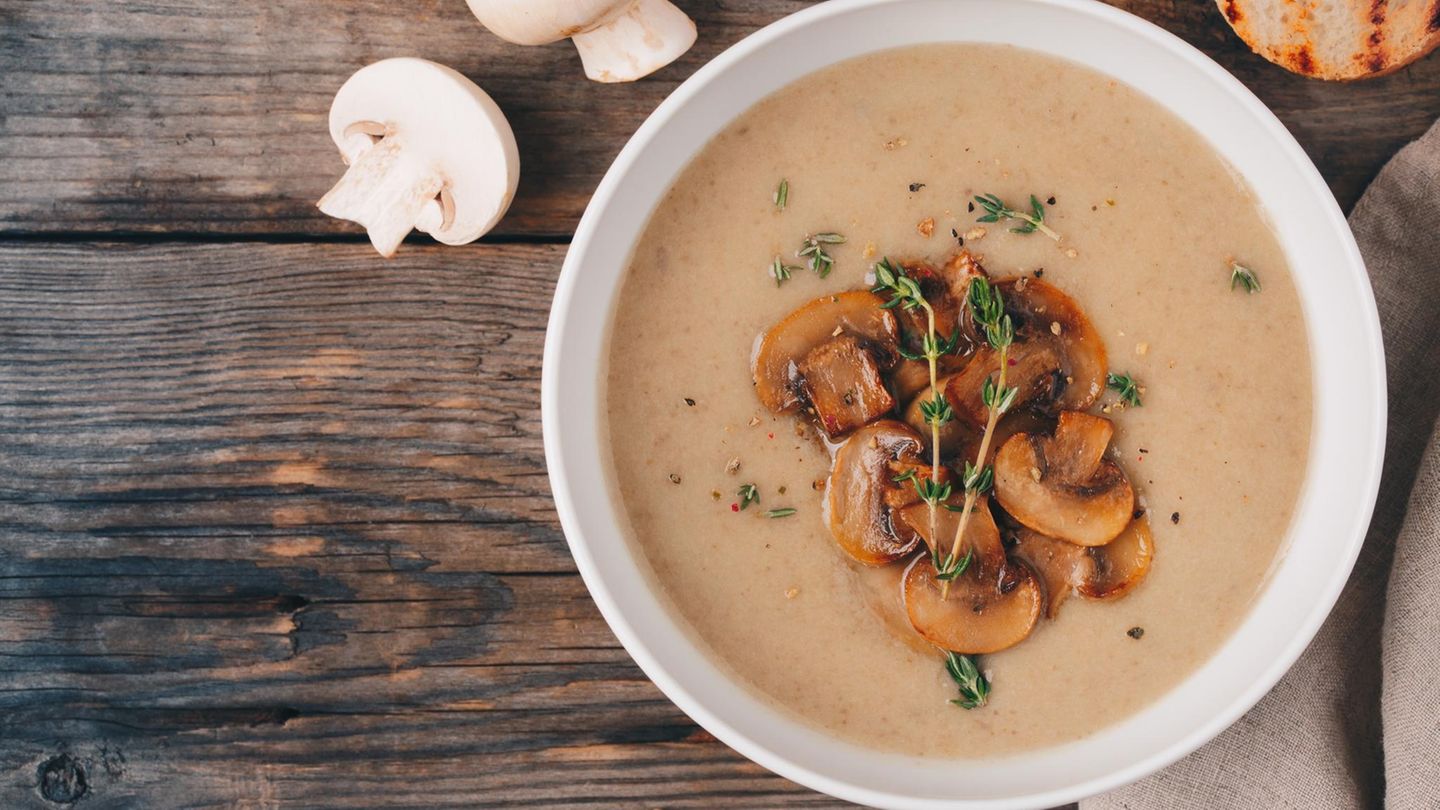 Milch  Ist das Mindesthaltbarkeitsdatum bereits überschritten, schmeckt die Milch aber noch nicht sauer, dann kann man sie wunderbar zum Kochen für eine Suppe verwenden. Beispielsweise in einer cremigen Pilzsuppe. Dazu muss man etwa 500 Gramm Pilze in feine Scheiben schneiden und in Butter mit Schalotten oder Zwiebeln anschwitzen. Dann im besten Fall im Mixer pürieren und mit Milch und etwas Brühe aufgießen. 