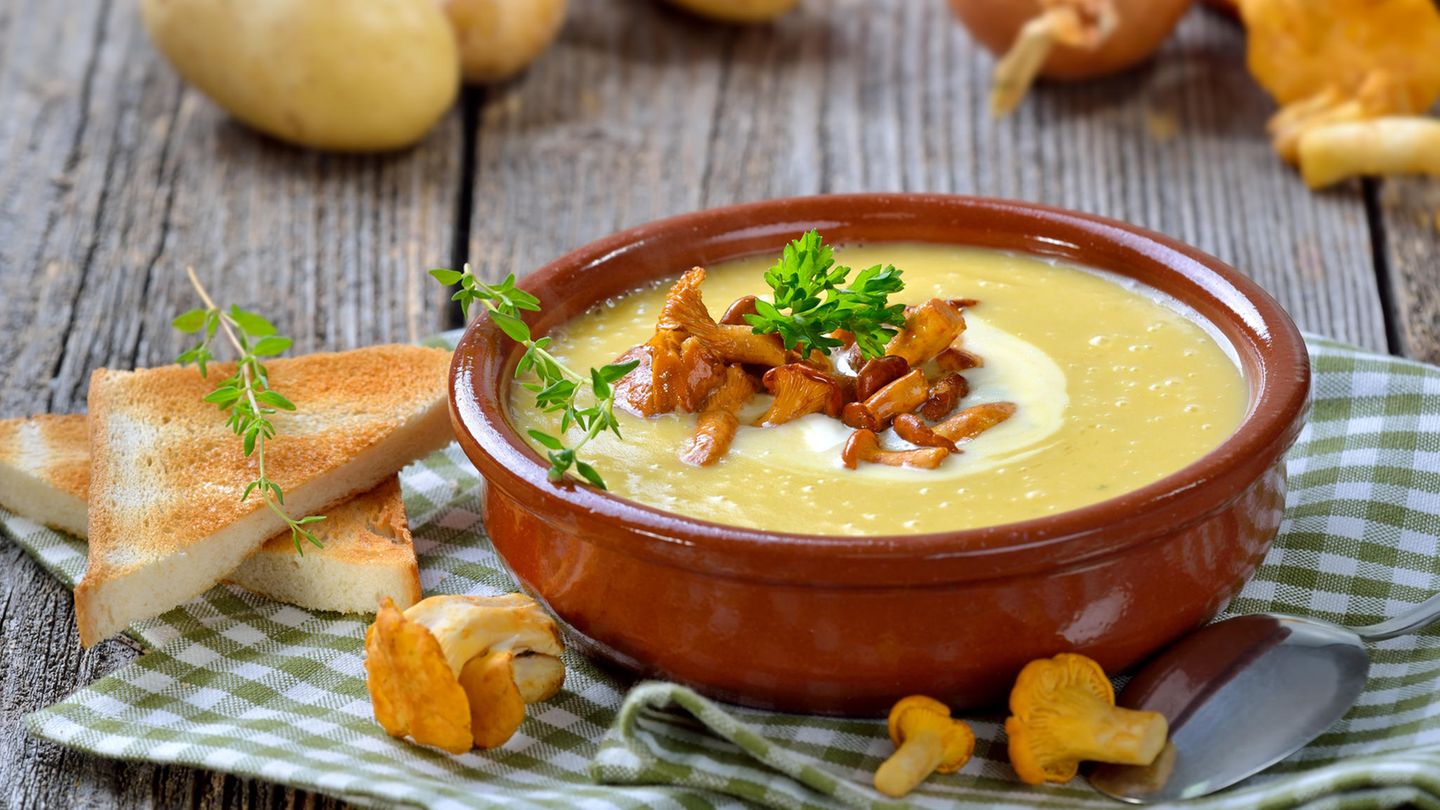 Kartoffeln  Aus Kartoffeln eine Suppe zuzubereiten, ist ein leichtes. Dafür einfach Kartoffeln in Würfel schneiden, mit Zwiebeln, Knoblauch, Pancetta, eventuell sogar Pilzen wie Pfifferlinge in Brühe dünsten. Am Ende pürieren und mit Salz und Pfeffer abschmecken.