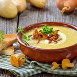 Kartoffeln  Aus Kartoffeln eine Suppe zuzubereiten, ist ein leichtes. Dafür einfach Kartoffeln in Würfel schneiden, mit Zwiebeln, Knoblauch, Pancetta, eventuell sogar Pilzen wie Pfifferlinge in Brühe dünsten. Am Ende pürieren und mit Salz und Pfeffer abschmecken.