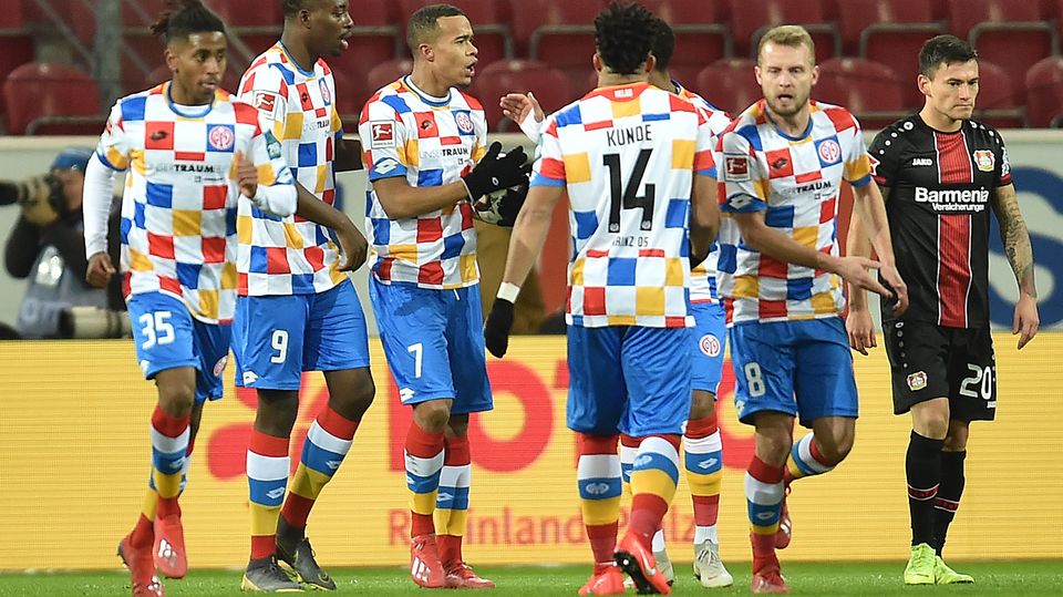 Bunt und lustig: Mainz spielte gegen Leverkusen in einem Fastnacht-Sondertrikot Bunt und lustig: Mainz spielte gegen Leverkusen in einem Fastnacht-Sondertrikot