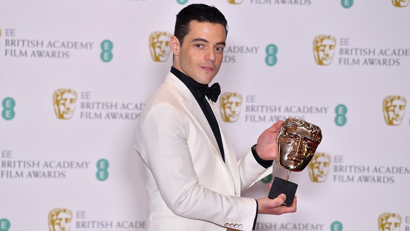 Rami Malek mit seinem Bafta-Award für seine Rolle in "Bohemian Rhapsody"