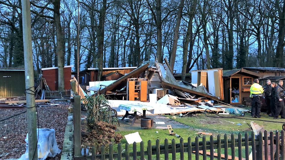 Nachrichten Deutschland Freren Niedersachsen, Freren: Eine Holzhütte auf einem Campingplatz liegt nach einer Gasexplosion in Trümmern