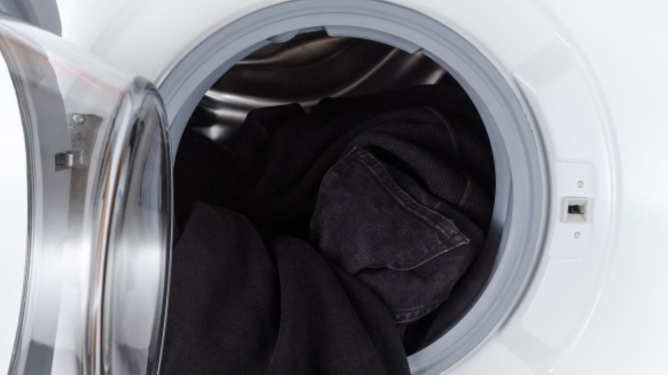 Schwarze Kleidung in der Waschmaschine Schwarze Kleidung in der Waschmaschine
