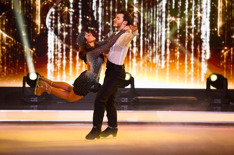 Sarah Lombardi und Profi-Eisläufer Joti Polizoakis bei der finalen Kür in "Dancing On Ice"