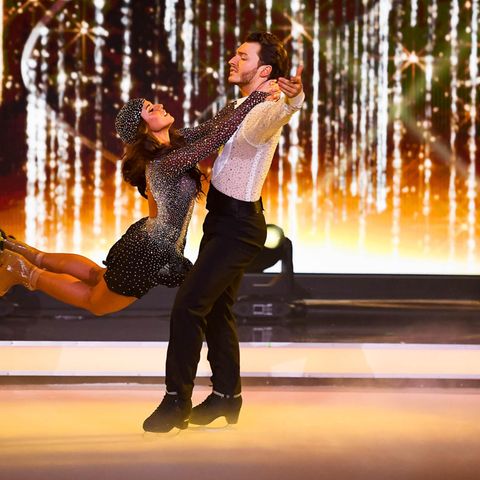 Sarah Lombardi und Profi-Eisläufer Joti Polizoakis bei der finalen Kür in "Dancing On Ice"