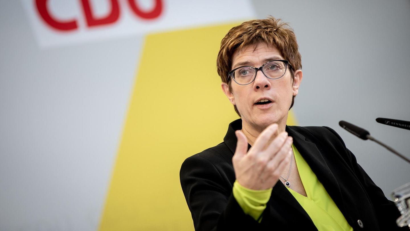 CDU-Chefin Annegret Kramp-Karrenbauer sorgt mit kuriosem Versprecher für Gelächter
