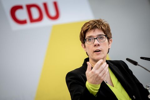 CDU-Chefin Annegret Kramp-Karrenbauer sorgt mit kuriosem Versprecher für Gelächter