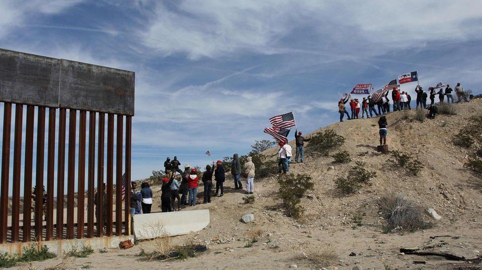 Symbolische Mauer: Die Kette der Unterstützer von Donald Trumps Grenzsicherungsplänen Die Kette der Unterstützer von Donald Trumps Grenzsicherungsplänen