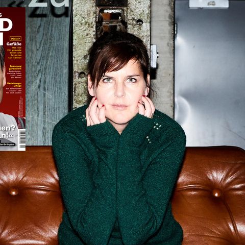 Miriam Maertens sitzt auf einer Couch