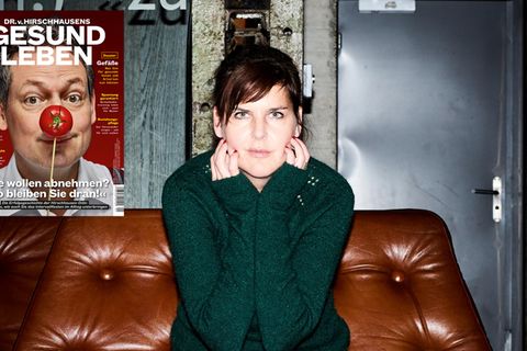 Miriam Maertens sitzt auf einer Couch