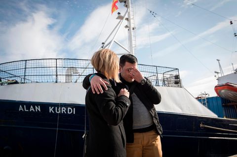 Abdullah Kurdi und seine Schwester Tima vor dem Sea-Eye-Rettungsschiff, das nach seinem verstorbenen Sohn und ihrem Neffen Alan Kurdi benannt wurde