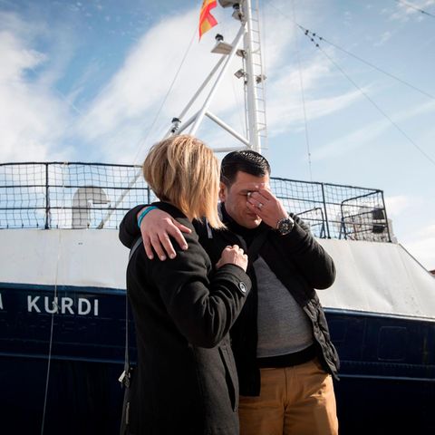 Abdullah Kurdi und seine Schwester Tima vor dem Sea-Eye-Rettungsschiff, das nach seinem verstorbenen Sohn und ihrem Neffen Alan Kurdi benannt wurde
