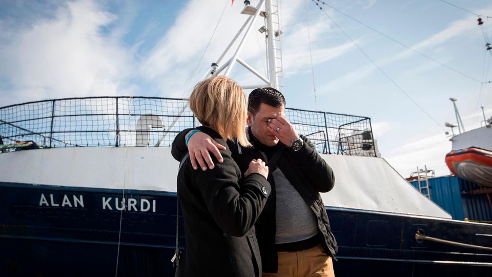 Abdullah Kurdi und seine Schwester Tima vor dem Sea-Eye-Rettungsschiff, das nach seinem verstorbenen Sohn und ihrem Neffen Alan Kurdi benannt wurde