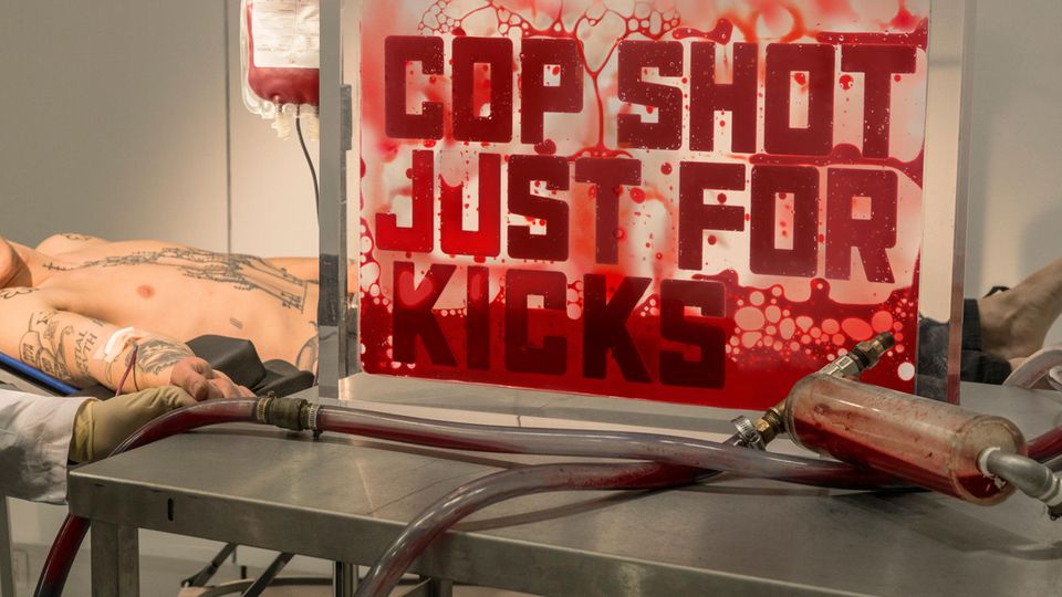 Besucher der Ausstellung "Young Blood" können sich aussuchen, für welche Texte ihr Blut verwendet wird